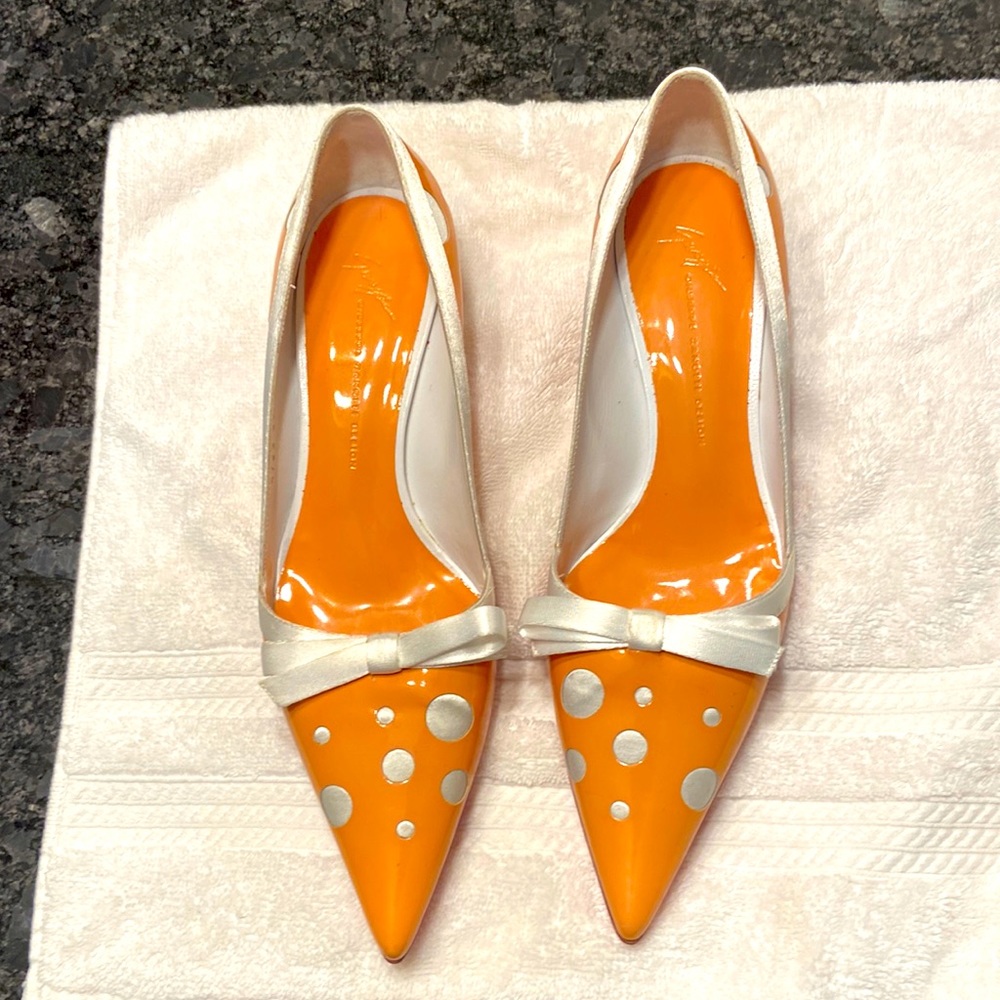 Vicini Ladies Shoes with Pink Sole, Size- 9. Never use, missing Tag.